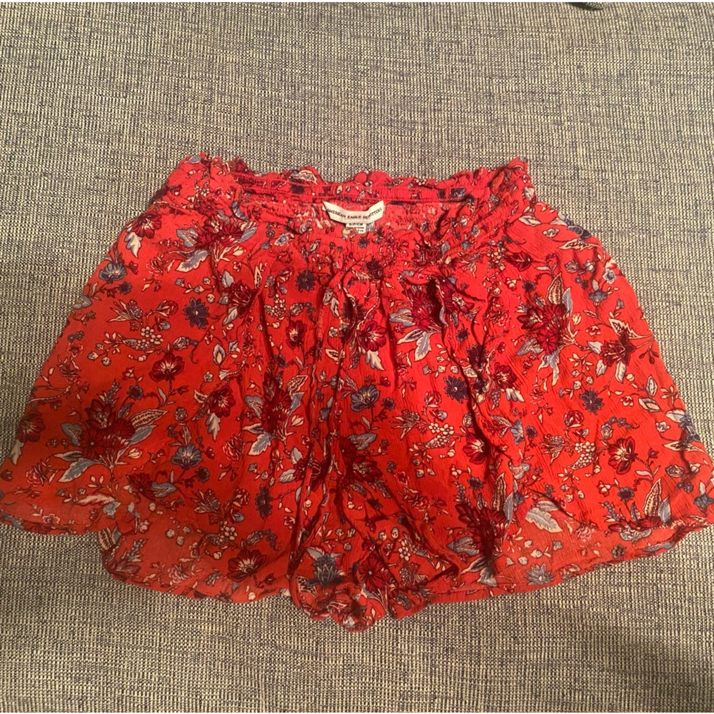 AMERICAN EAGLE 🦅 FLOWY RED SHORTS